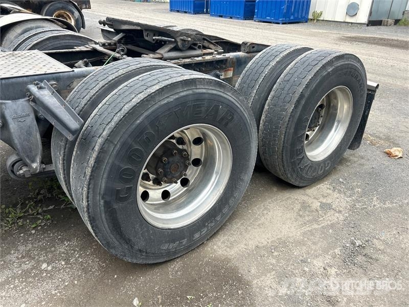 Freightliner Cascadia 126 6x4 T/A Sleeper Truck Tractor (Inoper Cabezas tractoras