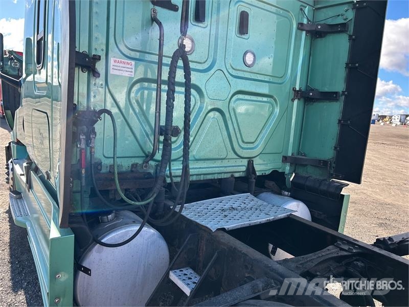 Freightliner Cascadia 126 6x4 T/A Sleeper Truck Tractor Nyergesvontatók