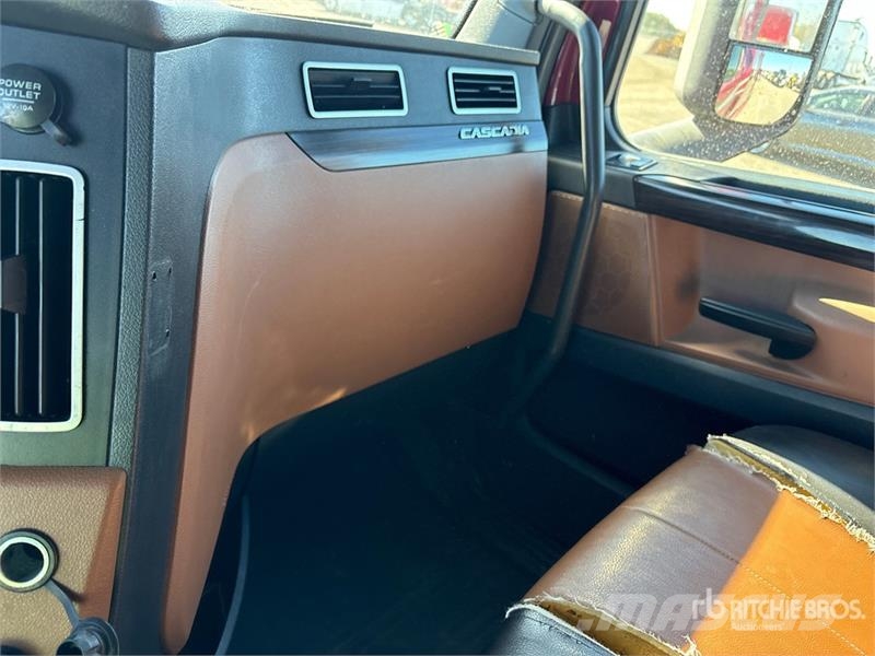 Freightliner Cascadia 126 6x4 T/A Sleeper Truck Tractor Cavalos mecânicos