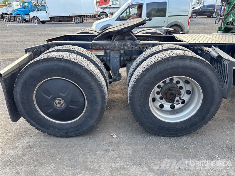 Freightliner Cascadia 126 6x4 T/A Sleeper Truck Tractor Tegljači