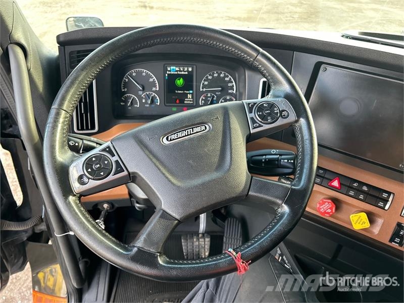 Freightliner Cascadia 126 6x4 T/A Sleeper Truck Tractor Trekkers