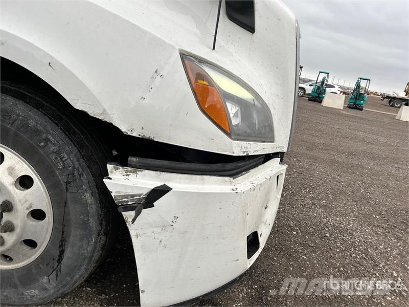 Freightliner Cascadia 126 T/A Sleeper Truck Tractor Tractor Units