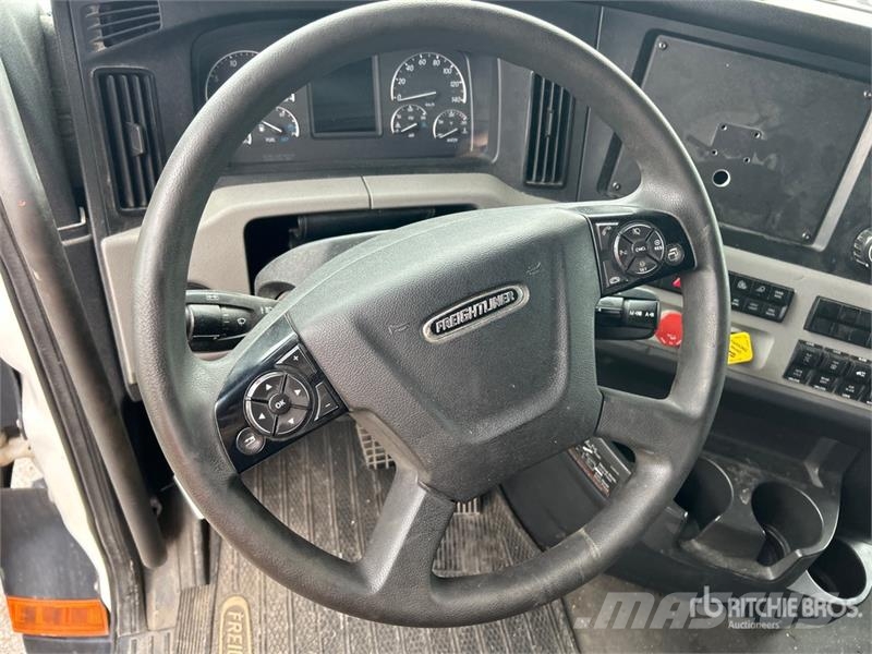 Freightliner Cascadia 126 6x4 T/A Sleeper Truck Tractor (Inoper Cabezas tractoras