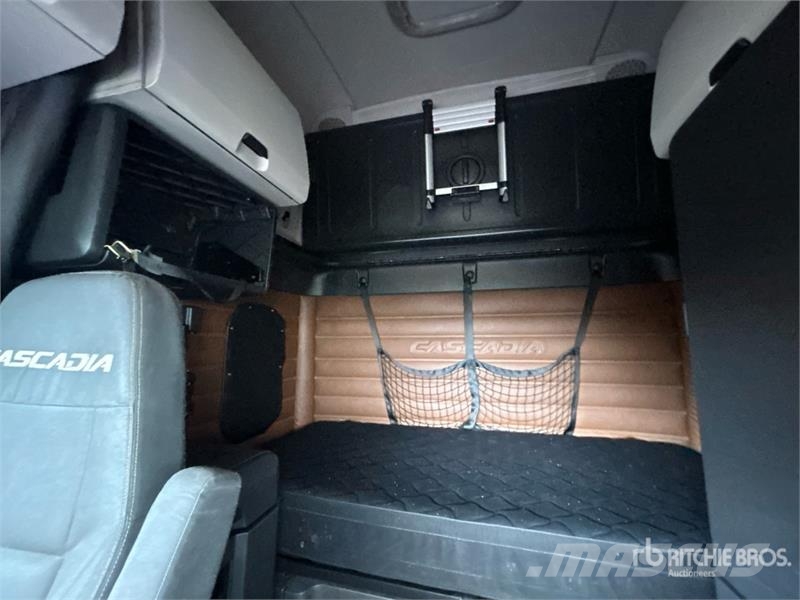 Freightliner Cascadia 126 6x4 T/A Sleeper Truck Tractor Cavalos mecânicos