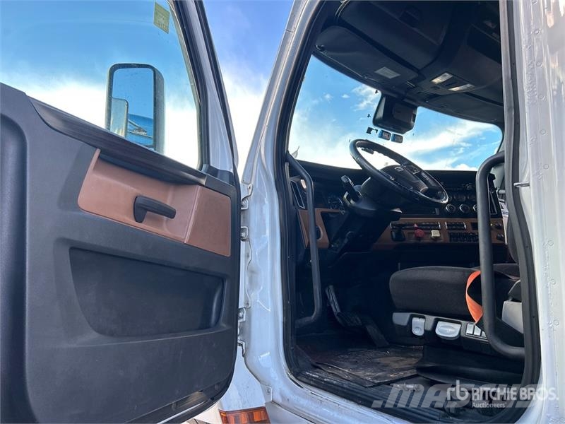 Freightliner Cascadia 126 6x4 T/A Sleeper Truck Tractor Cabezas tractoras
