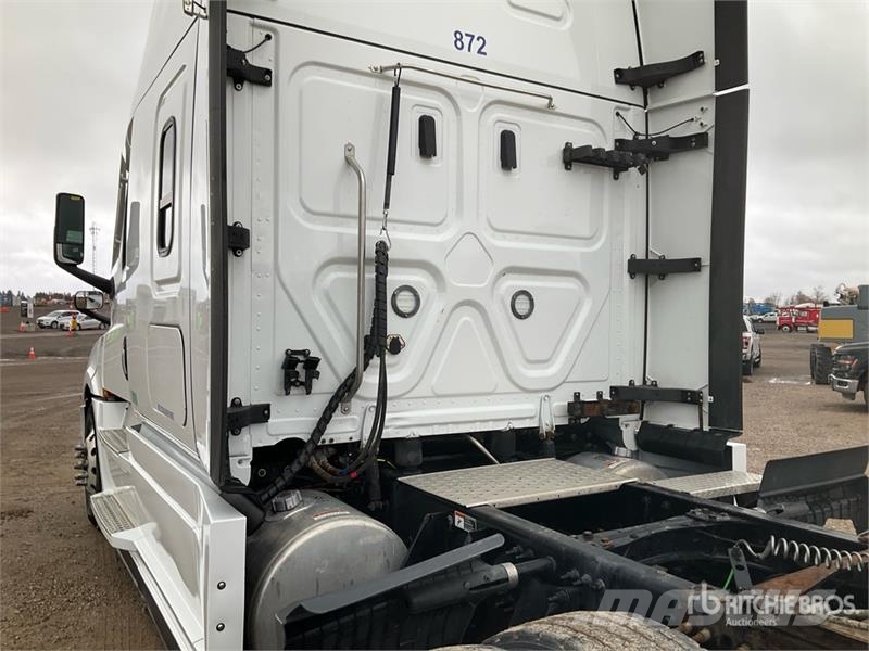 Freightliner Cascadia 126 6x4 T/A Sleeper Truck Tractor Vetopöytäautot