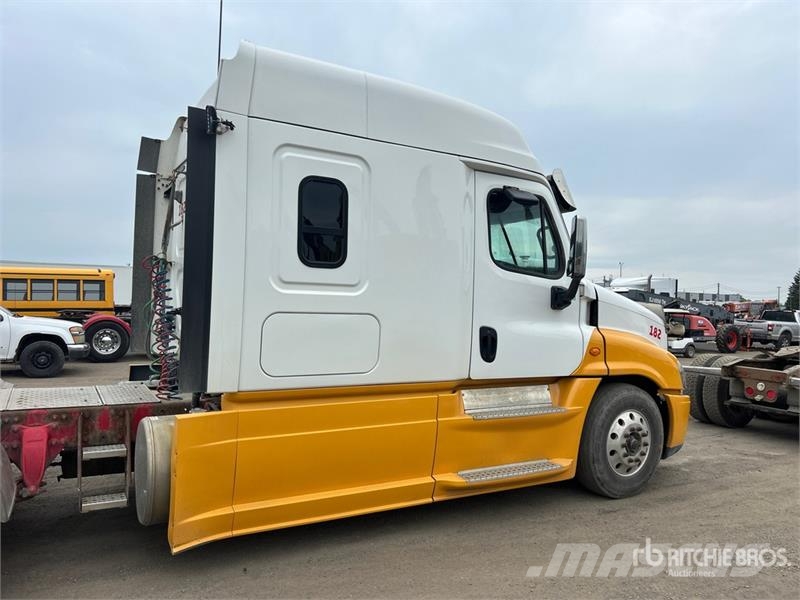 Freightliner Cascadia 125 6x4 T/A Sleeper Truck Tractor Tegljači