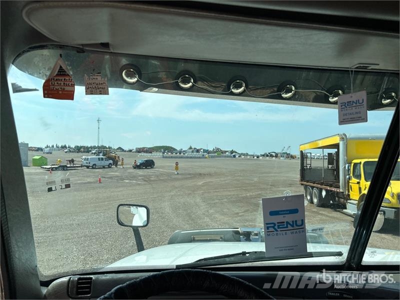 Freightliner Columbia 120 6x4 T/A Sleeper Truck Tractor Tractor Units