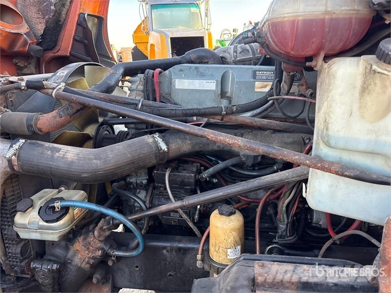 Freightliner Columbia 120 6x4 T/A Sleeper Truck Tractor (Glider Trekkers