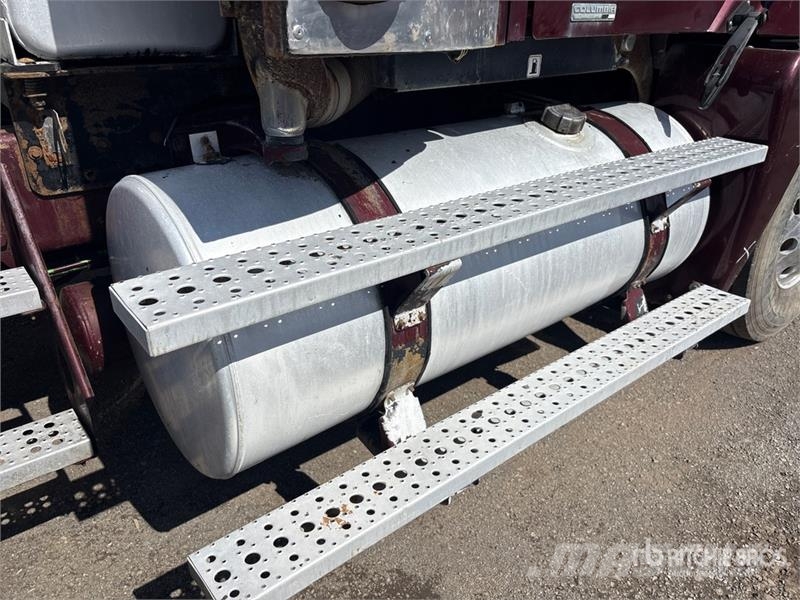 Freightliner Columbia 120 6x4 T/A Day Cab Truck Tractor Tahače