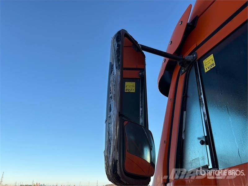Freightliner Columbia 120 6x4 T/A Sleeper Truck Tractor (Glider Trekkers