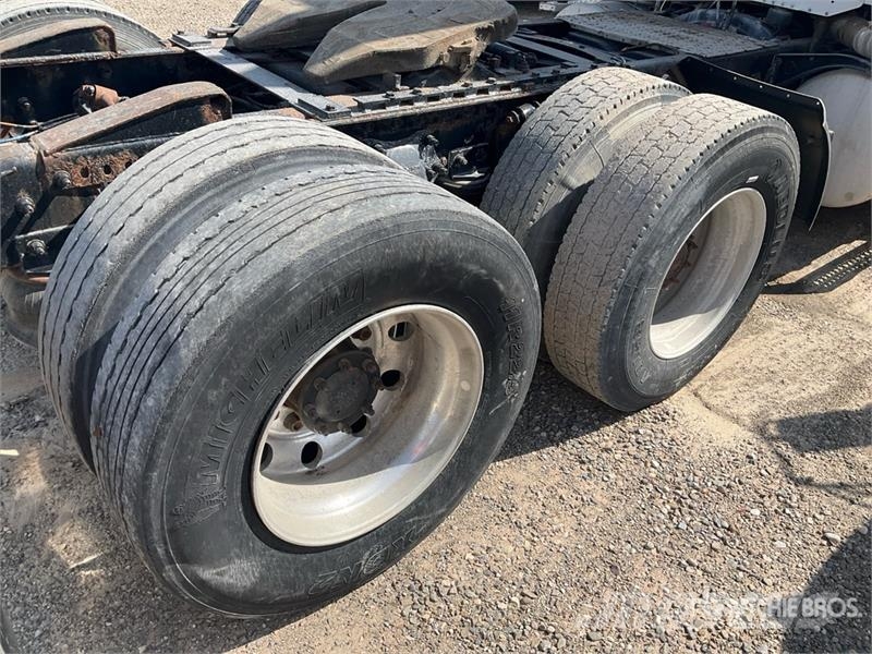 Freightliner Columbia 120 6x4 T/A Day Cab Truck Tractor Tractor Units