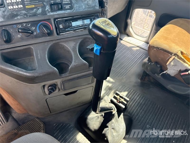 Freightliner Columbia 120 6x4 T/A Day Cab Truck Tractor Tahače