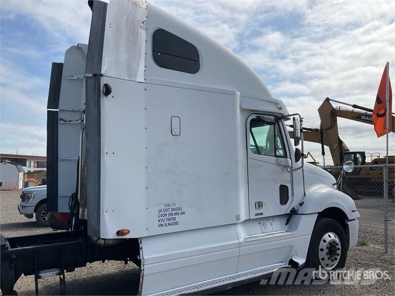 Freightliner Columbia 120 6x4 T/A Sleeper Truck Tractor Tegljači