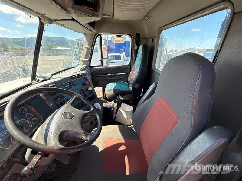 Freightliner Columbia 120 6x4 T/A Day Cab Truck Tractor Tractor Units