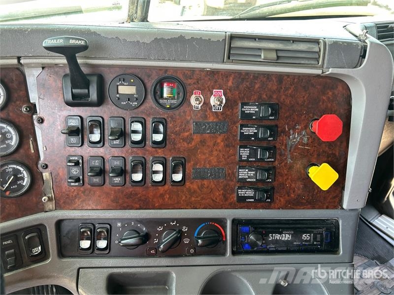 Freightliner Columbia 120 6x4 T/A Sleeper Truck Tractor Tractor Units