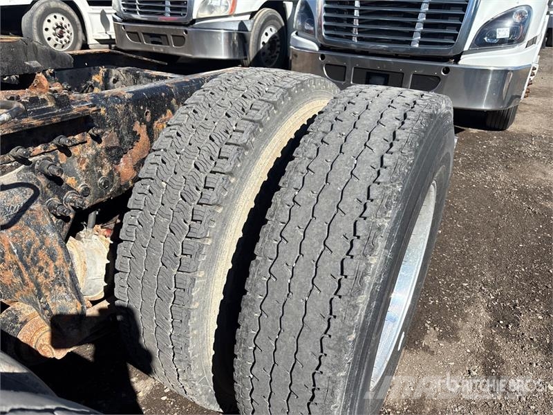 Freightliner Columbia 120 6x4 T/A Sleeper Truck Tractor Tractor Units