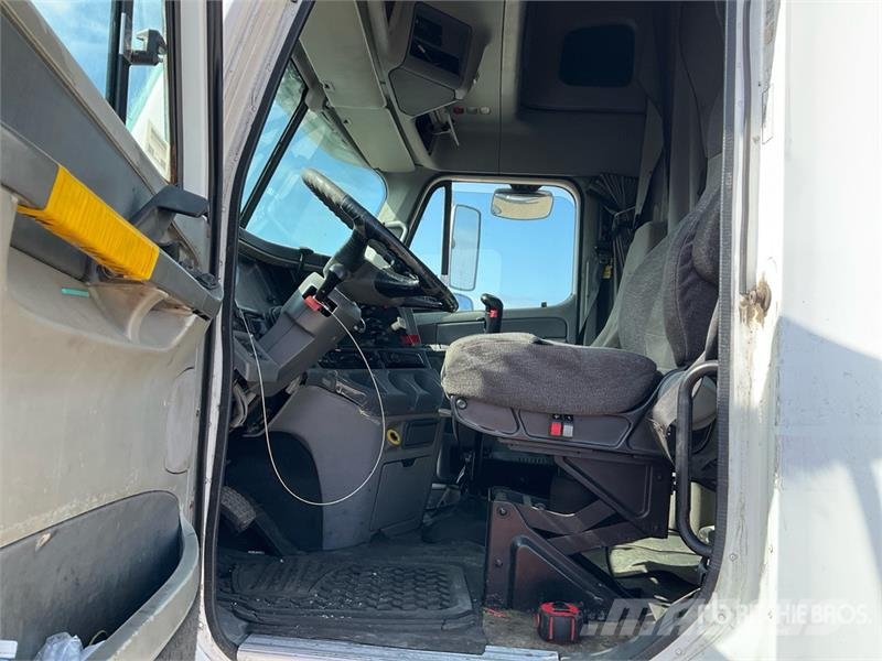 Freightliner Columbia 120 6x4 T/A Sleeper Truck Tractor Tegljači