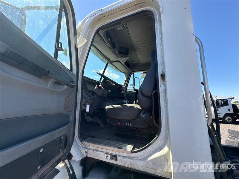 Freightliner Columbia 120 6x4 T/A Day Cab Truck Tractor Tractor Units