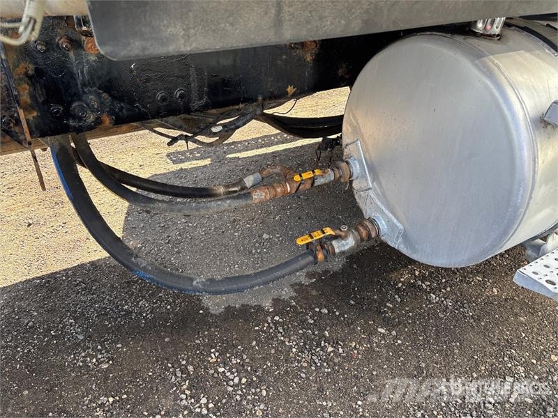 Freightliner Columbia 120 6x4 T/A Sleeper Truck Tractor Tractor Units
