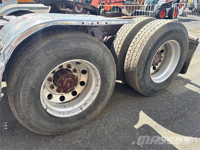 Freightliner Columbia 120 6x4 T/A Day Cab Truck Tractor Tahače