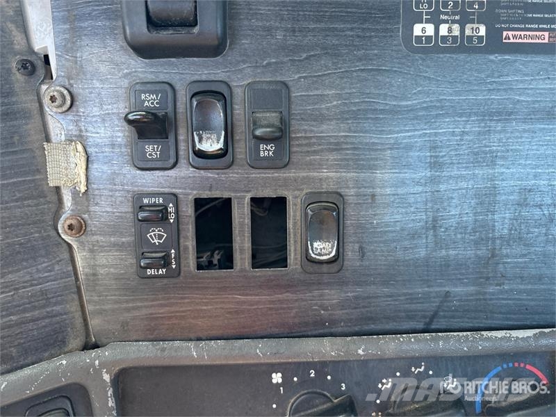 Freightliner Columbia 120 6x4 T/A Day Cab Truck Tractor Tractor Units