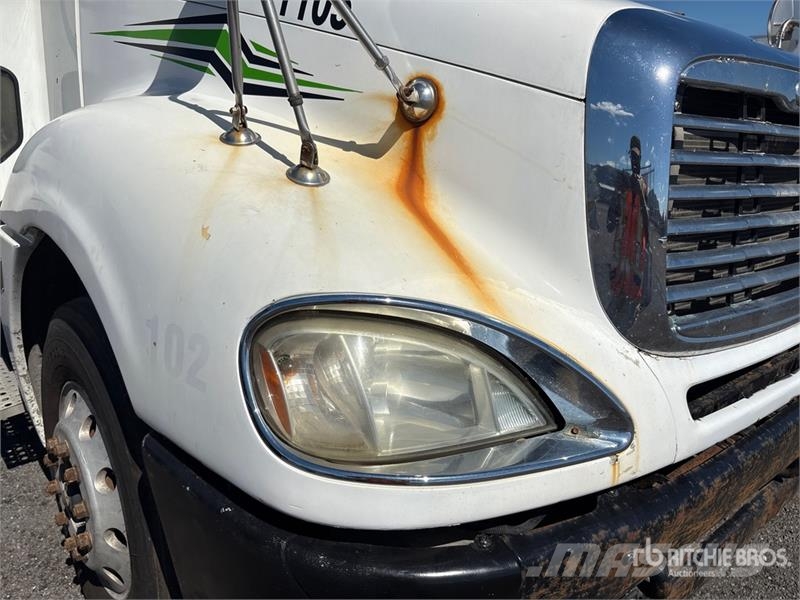 Freightliner Columbia 120 6x4 T/A Day Cab Truck Tractor Tractor Units