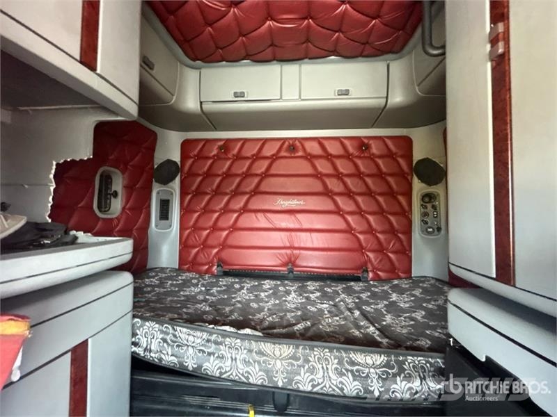 Freightliner Columbia 120 6x4 T/A Sleeper Truck Tractor Tractor Units