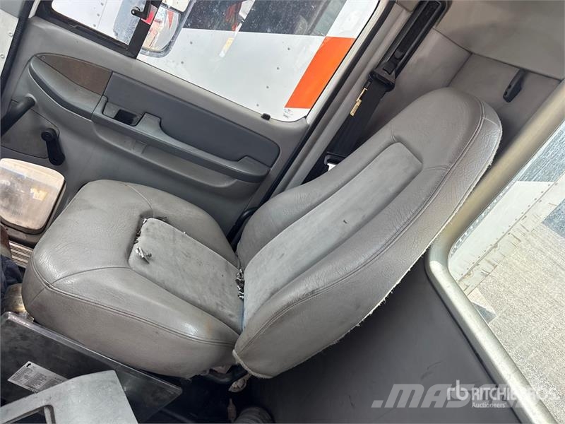Freightliner Columbia 120 6x4 T/A Day Cab Truck Tractor (Inoper Motrici e Trattori Stradali