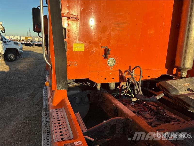 Freightliner Columbia 120 6x4 T/A Sleeper Truck Tractor (Glider Trekkers