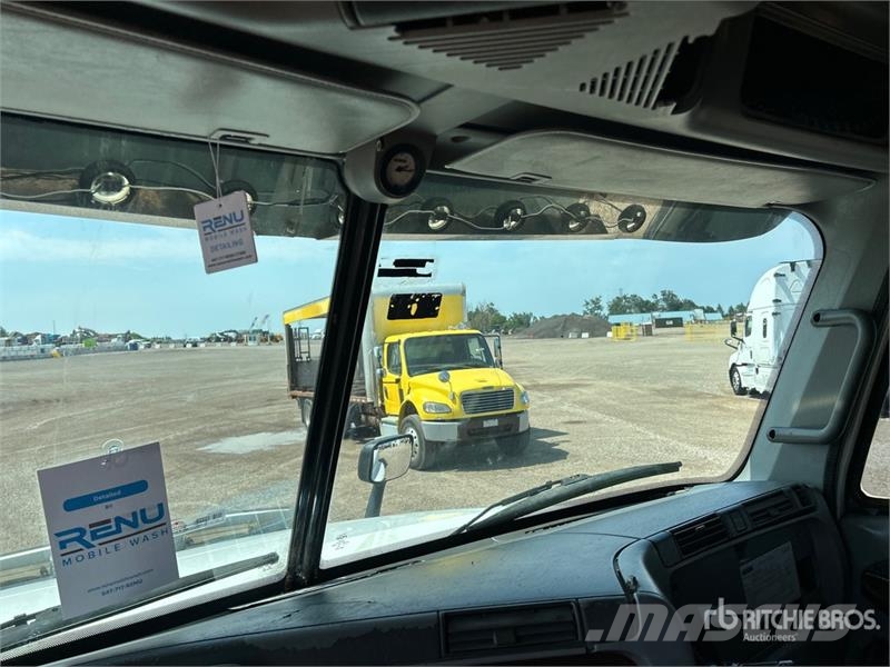 Freightliner Columbia 120 6x4 T/A Sleeper Truck Tractor Tractor Units