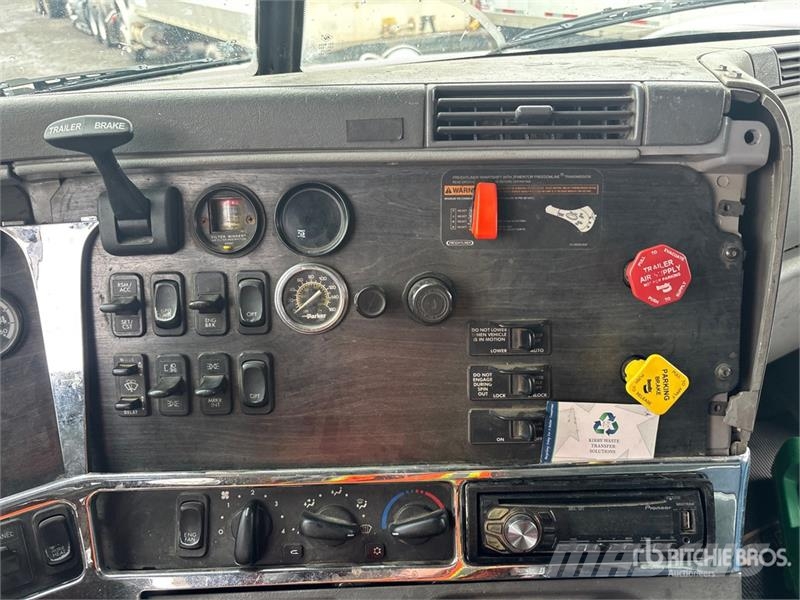 Freightliner Columbia 120 6x4 T/A Dump Truck Tippbil