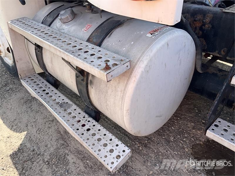 Freightliner Columbia 120 6x4 T/A Day Cab Truck Tractor Tractor Units