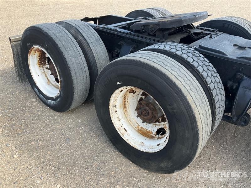 Freightliner Columbia 120 6x4 T/A Sleeper Truck Tractor Tegljači