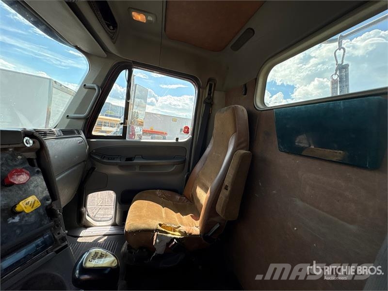 Freightliner Columbia 120 6x4 T/A Day Cab Truck Tractor Tahače