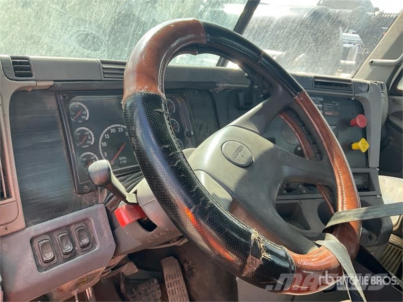 Freightliner Columbia 120 6x4 T/A Day Cab Truck Tractor Tractor Units
