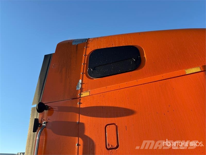Freightliner Columbia 120 6x4 T/A Sleeper Truck Tractor (Glider Trekkers