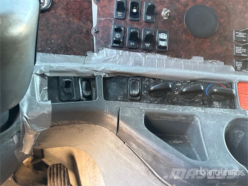 Freightliner Columbia 120 6x4 T/A Sleeper Truck Tractor (Glider Trekkers