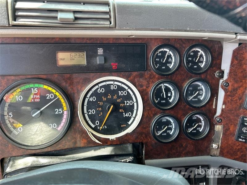 Freightliner Columbia 120 6x4 T/A Sleeper Truck Tractor Tractor Units