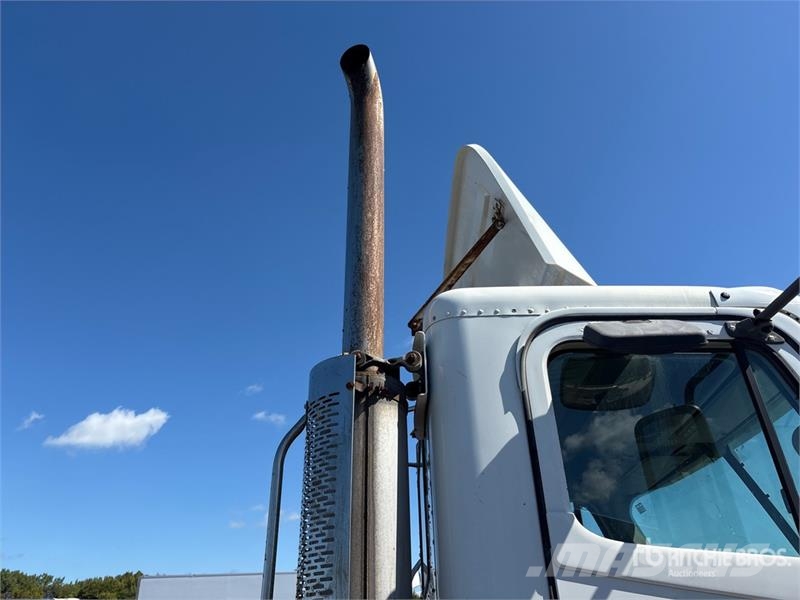 Freightliner Columbia 120 6x4 T/A Day Cab Truck Tractor Tractor Units