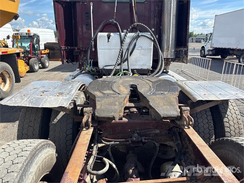 Freightliner Columbia 120 6x4 T/A Day Cab Truck Tractor Tahače