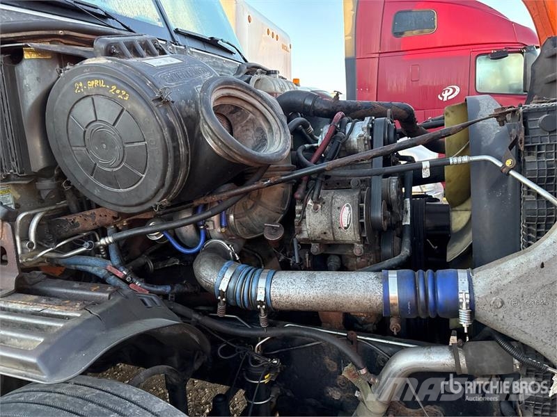 Freightliner Columbia 120 6x4 T/A Sleeper Truck Tractor (Glider Trekkers