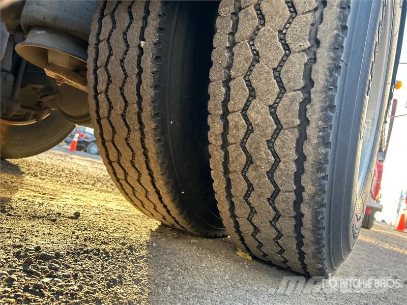 Freightliner Columbia 120 6x4 T/A Sleeper Truck Tractor Седельные тягачи