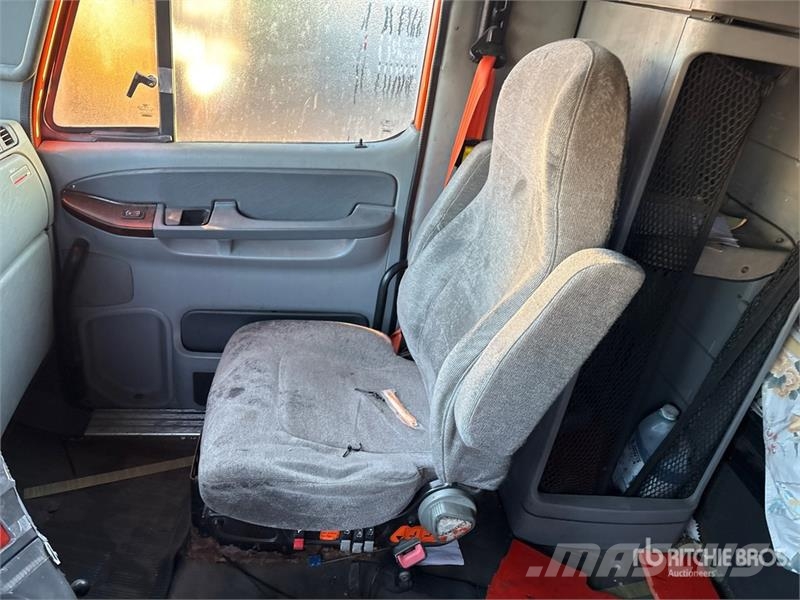 Freightliner Columbia 120 6x4 T/A Sleeper Truck Tractor (Glider Trekkers
