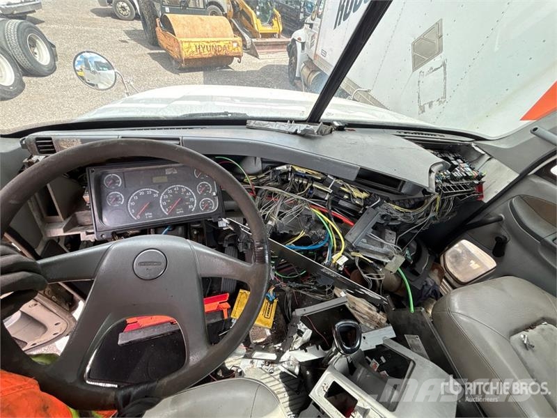 Freightliner Columbia 120 6x4 T/A Day Cab Truck Tractor (Inoper Motrici e Trattori Stradali