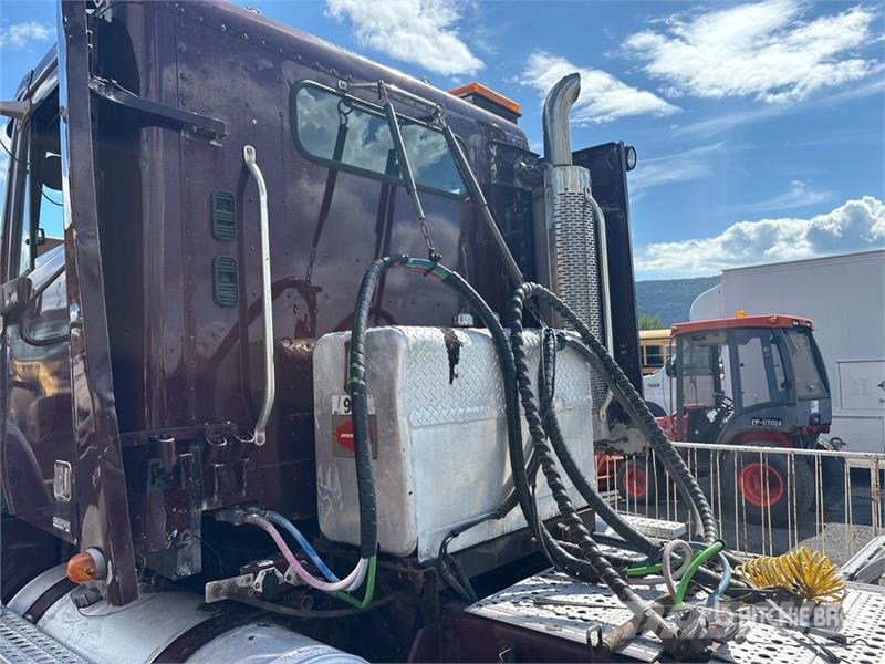 Freightliner Columbia 120 6x4 T/A Day Cab Truck Tractor Tahače