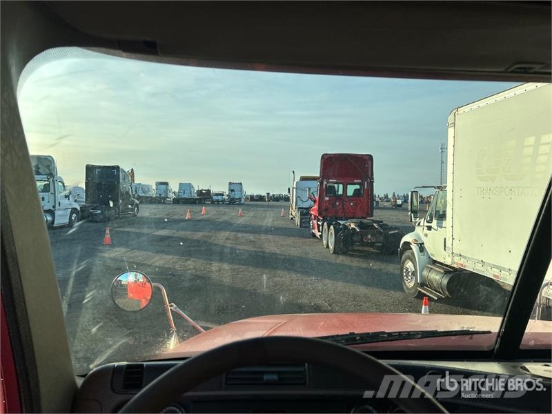 Freightliner Columbia 120 6x4 T/A Sleeper Truck Tractor Седельные тягачи