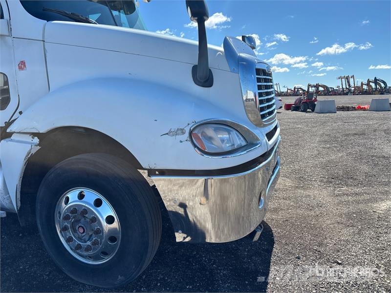 Freightliner Columbia 120 6x4 T/A Sleeper Truck Tractor Tractor Units