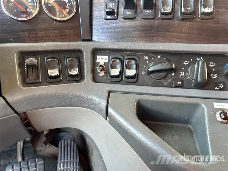 Freightliner Columbia 120 6x4 T/A Sleeper Truck Tractor Седельные тягачи