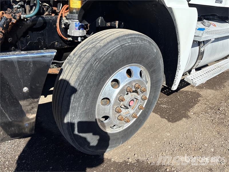 Freightliner Columbia 120 6x4 T/A Sleeper Truck Tractor Tractor Units